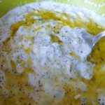 Voeg de olijfolie aan de yoghurt toe.