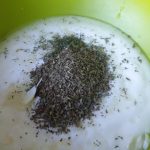Voeg de munt aan de yoghurt toe en roer door elkaar heen.