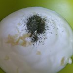 Voeg de dille aan de yoghurt toe