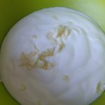 Doe de knoflook bij de yoghurt.