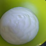 Doe de yoghurt in een mengkom.