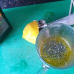 Dille, oregano, olijfolie en citroensap door elkaar mengen voor de dressing