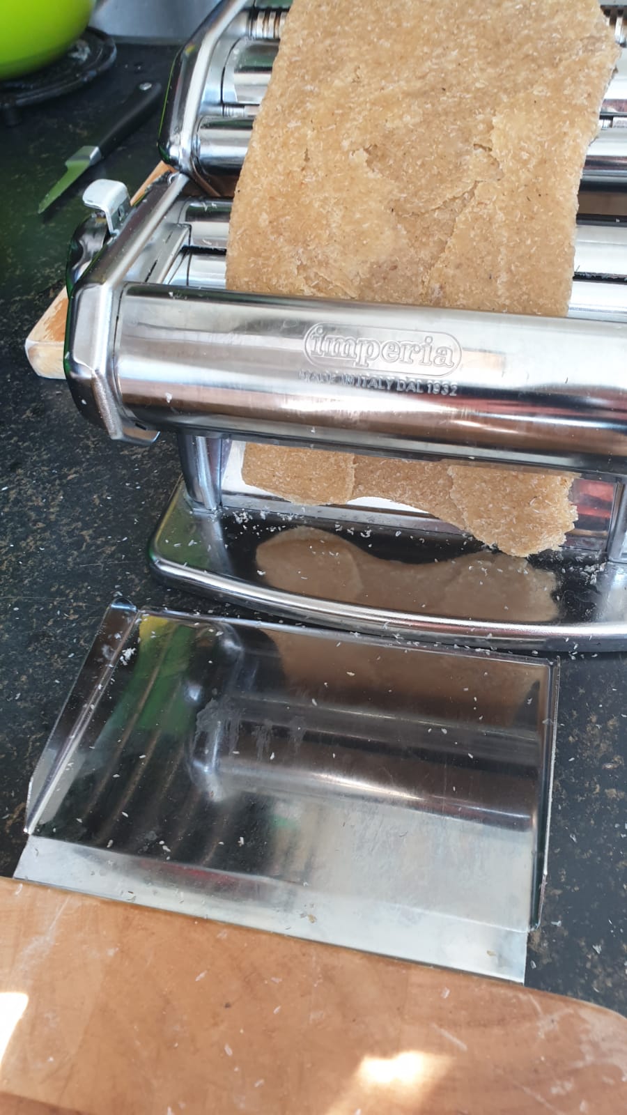 Pasta machine Keto pasta met gluten door de pasta machine draaien
