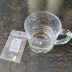 het stremseltablet in koud water oplossen