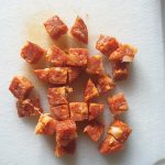 chorizo in kleine blokjes snijden