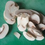 Borstel de champignons met een champignonborsteltje en snij ze dan in plakjes