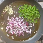 Doe de ui, knoflook en peterselie in de koekenpan