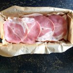 Bedek met de rest van het ontbijtspek en zet in de voorverwarmde oven