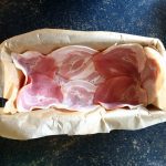 Bedek de bodem en zijkanten van de bakvorm met ontbijtspek