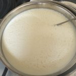Voeg het stremsel toe, de melk wordt nu dikker