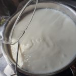 Water met citroenzuur bij de melk schenken