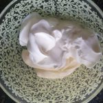 Meng de crème fraîche en mayonaise goed door elkaar heen