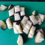 Snij de aubergine in blokjes