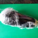 Aubergine in magnetronfolie wikkelen