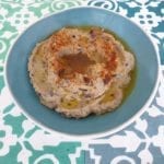 Serveer met extra olijfolie en chili poeder