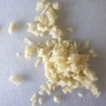 Snijplank met fijngehakte knoflook