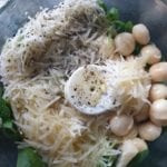 ingrediënten voor pesto in de kom van de keukenmachine