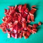 Snijplank met stukjes paprika