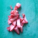 bevroren aardbei in stukjes snijden