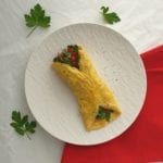 Wit bord met opgevouwen omelet
