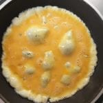bodem van de kleine koekenpan met ei bedekt