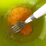klop de eieren los met peper en zout
