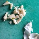 knoflook schoonmaken en in stukjes snijden