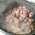 Voeg het vlees zonder de marinade toe (marinade apart houden)