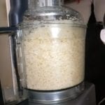 Keukenmachine met geraspte bloemkool