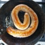Koekenpan met gebruinde braadworst