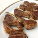 Gegrilde lamskoteletjes Schaal met gegrilde lamskoteletjes