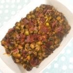 Schaal met geroosterde spruitjes met stukjes krokante Parma ham