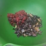 Groene kom met gebakken ui, cranberrie-puree en walnoten
