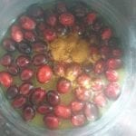 Steelpan met cranberries, sinaasappelsap en kaneel