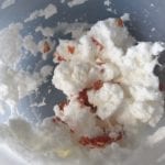Kom met eiwit met stukjes salami