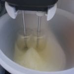 Eiwitten met een elektrische mixer stijfkloppen