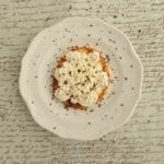 Bordje met keto pannenkoek met hagelslag