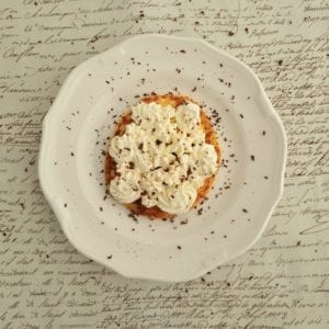 Bordje met keto pannenkoek met hagelslag