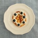 Bordje met pannenkoek met bosbessen en slagroom
