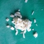 knoflook in kleine stukjes snijden