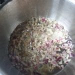 Kookpannetje met boter, ui en knoflook
