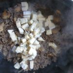 Stukjes kaas met gehakt in braadpan
