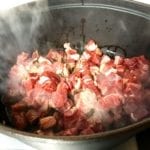 Gietijzeren braadpan met rauw vlees