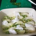 Ovenschaal met venkel met proppen vochtig bakpapier