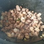 Vlees met kruiden en wijn in slowcooker