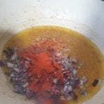 Ui met paprikapoeder in braadpan