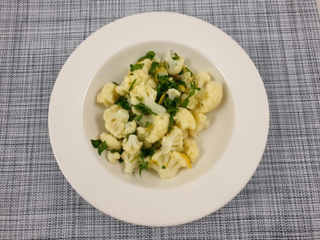 Wit bord met bloemkoolsalade