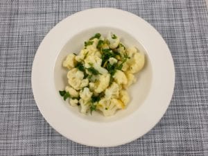 Wit bord met bloemkoolsalade