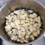 Pan met bloemkoolroosjes in laagje water