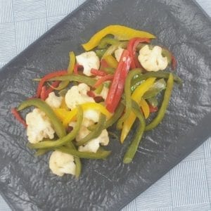 Zwarte schaal met kleurrijke Giardiniera